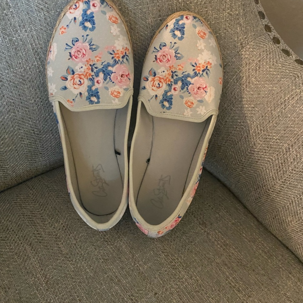 City Streets size 7 1/2 floral print slide on shoe.